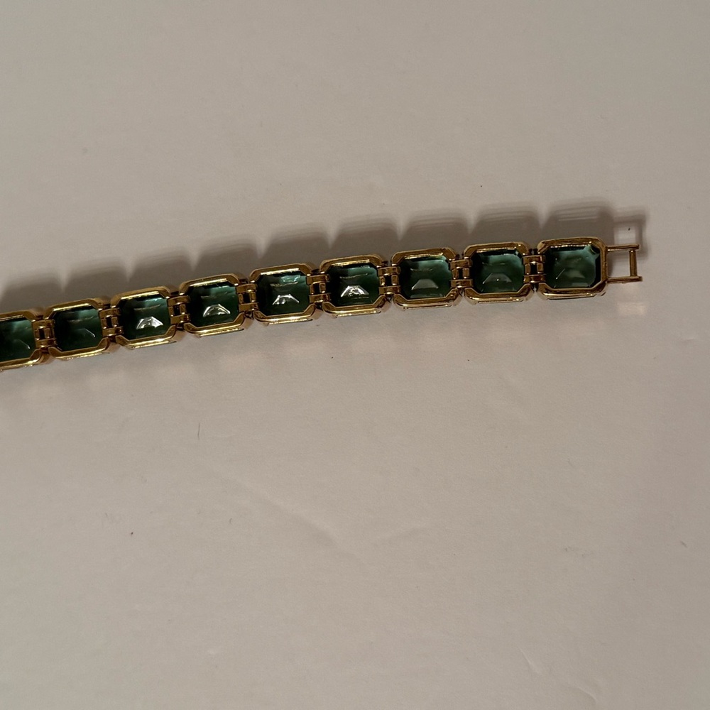 MONET BRACELET GREEN FACETED GLASS GOLD TONE SETTING 7.5” STUNNING - Picture 6 of 13